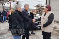 ministri-u-malom-zvorniku-rukovanje-sa-domacicom-1