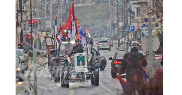 ОДРЖАНЕ БОЖИЋНЕ ВОЖЊЕ – Кад протутње трактори и камиони