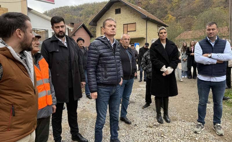 МИНИСТАР ЗА ЈАВНА УЛАГАЊА ДАРКО ГЛИШИЋ – Обишао радове на реконструкцији школе у Костајнику МИНИСТАР ЗА ЈАВНА УЛАГАЊА ДАРКО ГЛИШИЋ – Обишао радове на реконструкцији школе у Костајнику