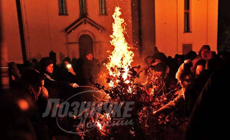 БАДЊЕ ВЕЧЕ У ЛОЗНИЦИ – Под светлом бадњака и ватромета 