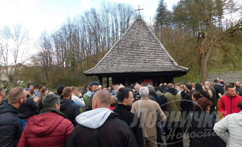 ЗБОГ ЦРКВЕ БРВНАРЕ НА САБОРИШТУ – Верници иду до Епархије у Шапцу