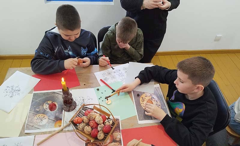 РАДИОНИЦА У МУЗЕЈУ ЈЕЗИКА И ПИСМА – Деца шарала васкршња јаја