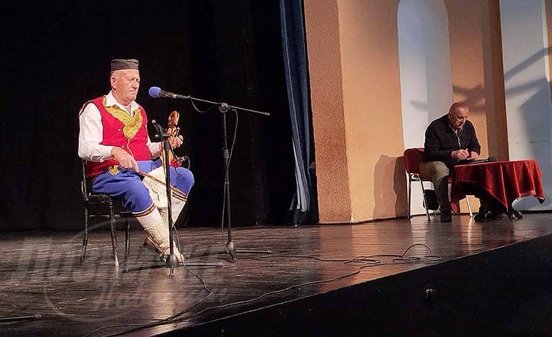 У СЛАВУ УСТАНИКА – Гуслама чувају сећања