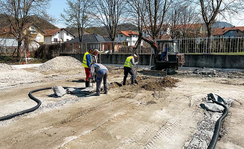 ПРЕДСТАВНИЦИ  ОПШТИНЕ ЉУБОВИЈА – Обишли  радове на изградњи терена са вештачком травом
