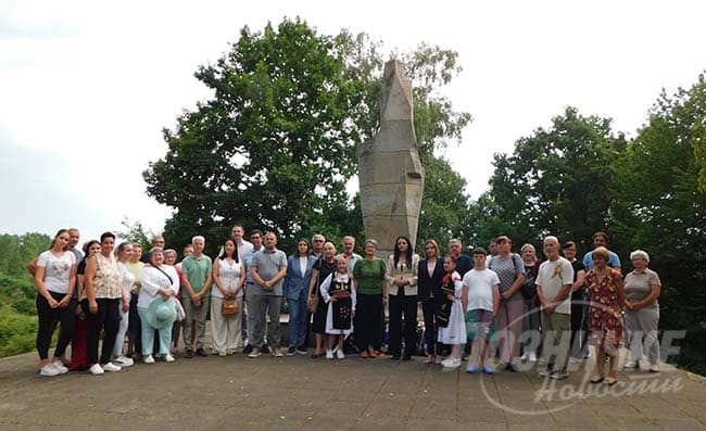 УЗ ПОДРШКУ РЕСОРНОГ МИНИСТАРСТВА – Обнова споменика у Драгинцу УЗ ПОДРШКУ РЕСОРНОГ МИНИСТАРСТВА – Обнова споменика у Драгинцу