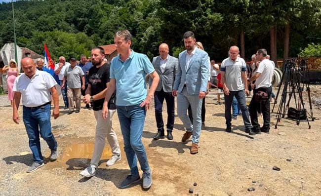 РЕКОНСТРУКЦИЈА ОСНОВНЕ ШКОЛЕ У КОСТАЈНИКУ – Радове обишао министар Дарко Глишић